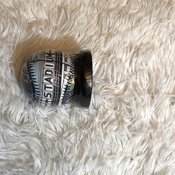 Unforgettaball 2004 Yankee Stadium Commemorative Baseball - Picture 6 of 8